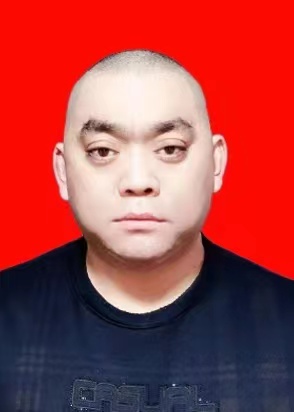 靳    军